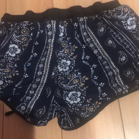 Hindu pattern shorts - Picture 2 of 2